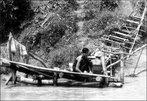 Femmes Birmanes sur le bord du Mkong